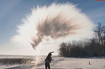 فیلم/ ویدیویی جالب از یخ زدن آب جوش در هوای ۱۷- درجه مشهد