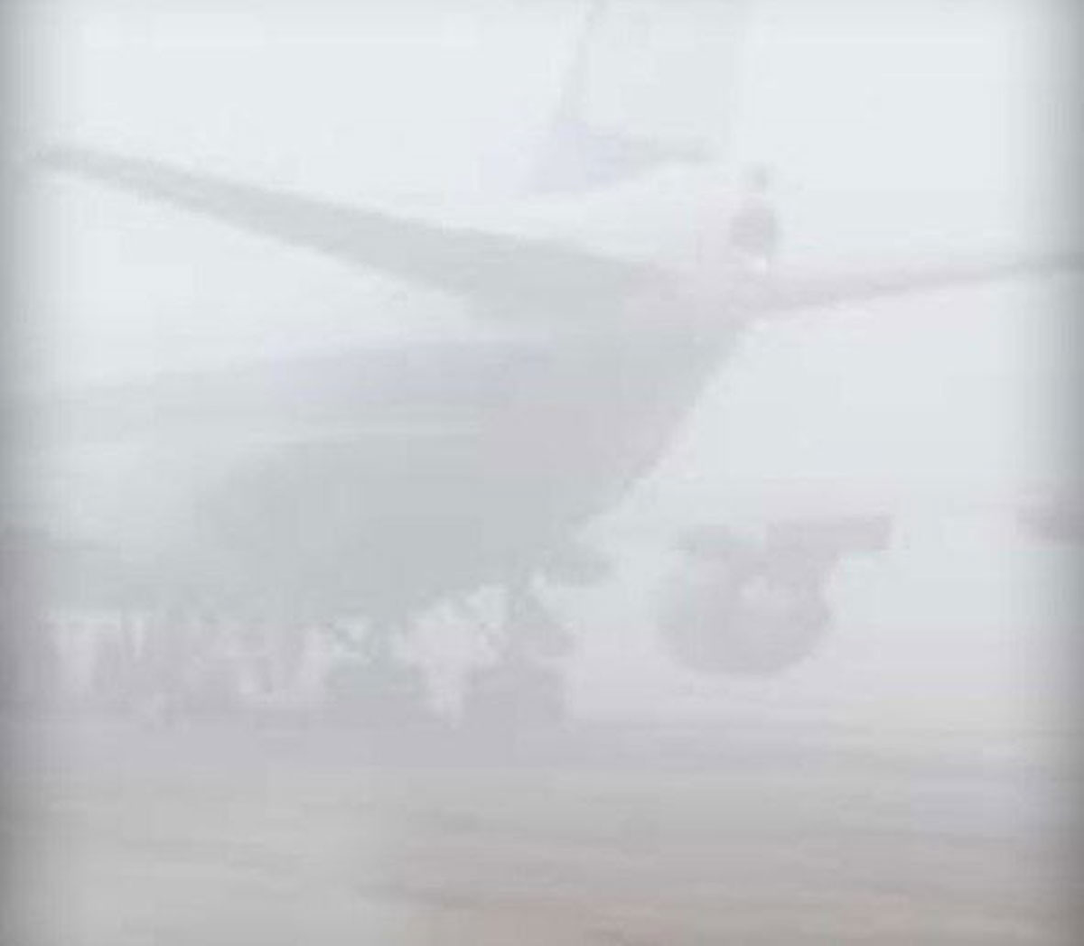 عکس/ مه غلیظ ۶ پرواز فرودگاه اهواز را لغو کرد