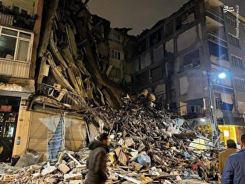 فیلم/ ریزش ساختمان ها پس از پس لرزه ها در شهر شانلی عورفا ترکیه