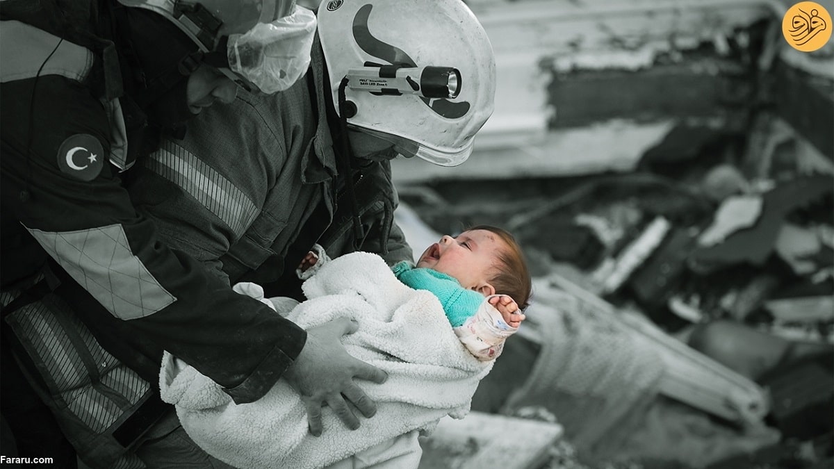 نجات مادر و نوزاد پس از ۲۹ ساعت از زیر آوار/عکس نجات مادر و نوزاد پس از ۲۹ ساعت از زیر آوار/عکس