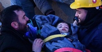 نجات کودکان دوقلو از زیر آوارهای ترکیه پس از ۴۰ ساعت / عکس