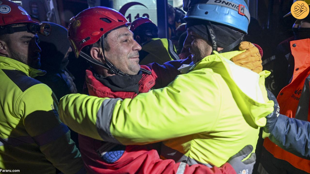 عکس/ نجات زنی پس از ۶۹ ساعت از زیر آوار زلزله ترکیه