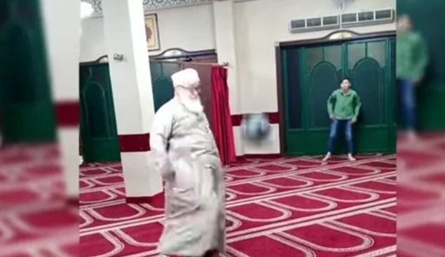 فوتبال بازی کردن یک امام جماعت در مسجد