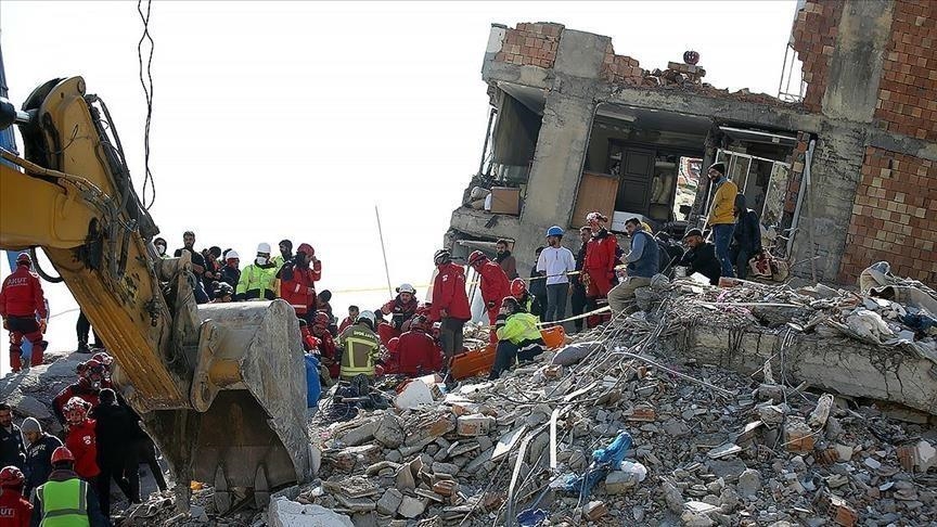 نجات یک زن ترکیه‌ای از زیر آوار زلزله بعد از ۱۱ روز