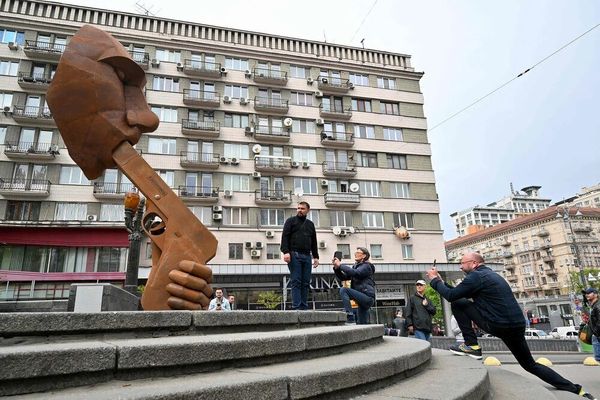مجسمه خودکشی پوتین