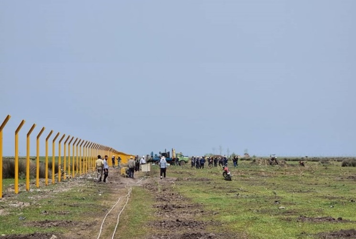 کارگران در میانکاله 