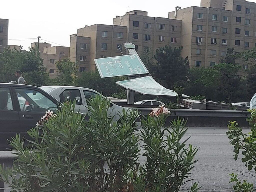 واژگونی تابلوی راهنمایی براثر باد شدید در بزرگراهی در تهران