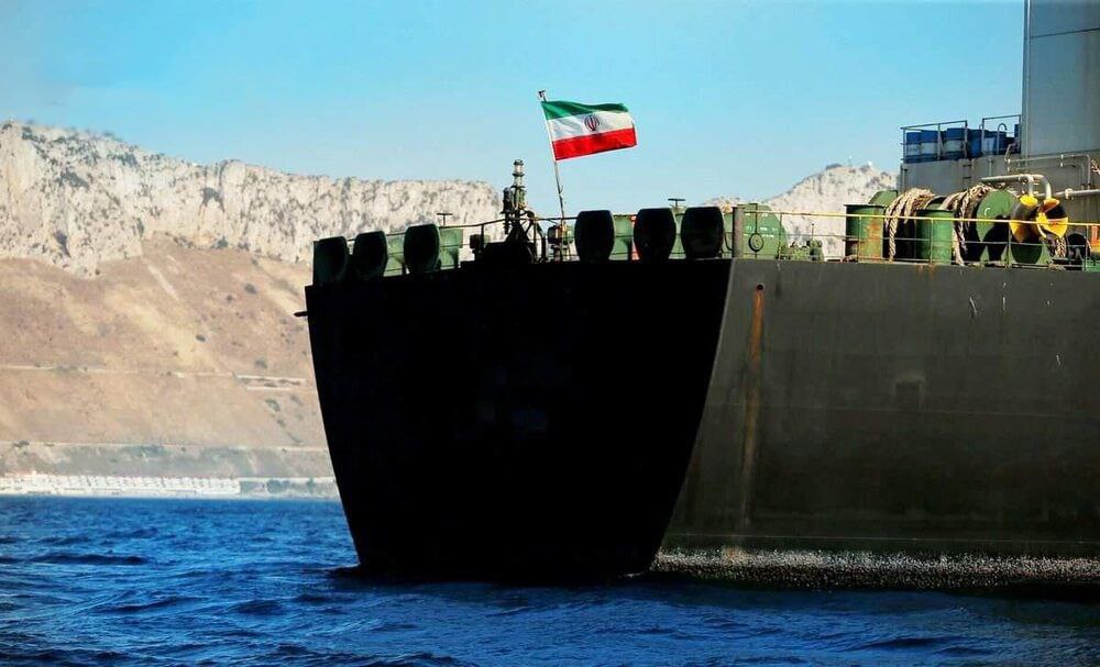 محموله نفتکش ایرانی توقیف شده از سوی یونان، آزاد شد
