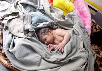 فبلم/ ویدئویی دردناک از رها کردن نوزاد در سطل زباله