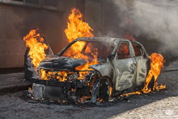 فیلم/ آتش‌سوزی وحشتناک یک خودرو وسط اتوبان کرج!