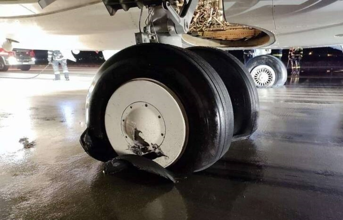 لاستیک یک هواپیمای دیگر در فرودگاه مشهد ترکید