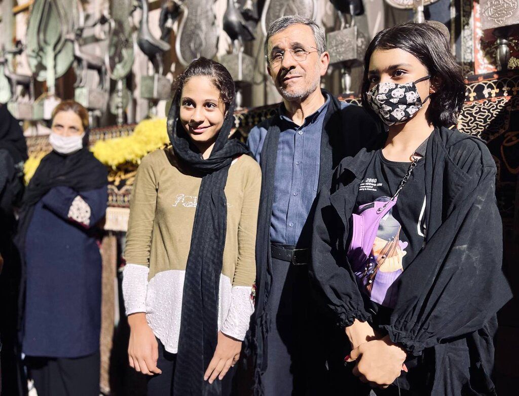تصاویری جالب از محمود احمدی نژاد در عزاداری حسینی