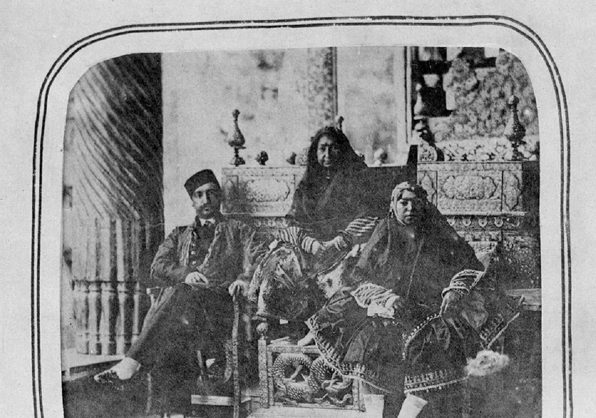 ناصرالدین شاه کنار مادرش مهدعلیا و خواهر تنی اش