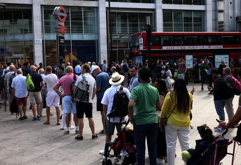 شلوغی وحشتناک ایستگاه‌های اتوبوس لندن در پی اعتصاب کارکنان مترو