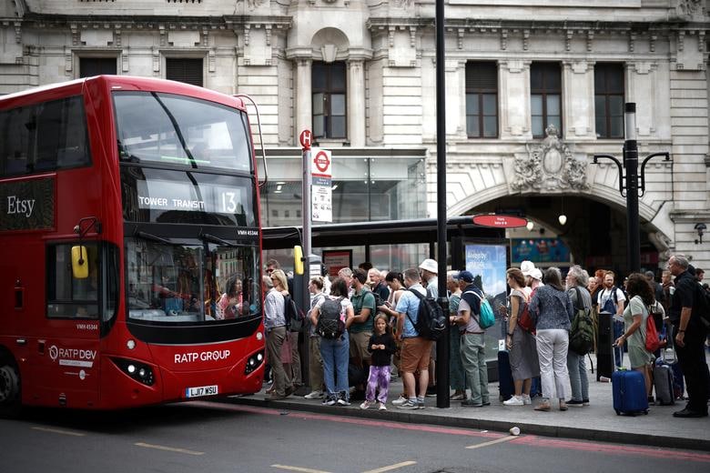 شلوغی وحشتناک ایستگاه‌های اتوبوس لندن در پی اعتصاب کارکنان مترو