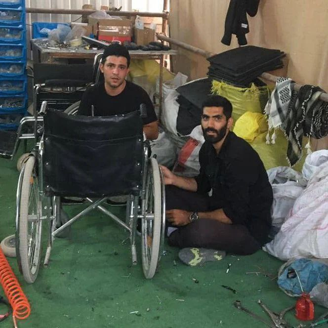 محمد انصاری در حال کمک به زوار اربعین