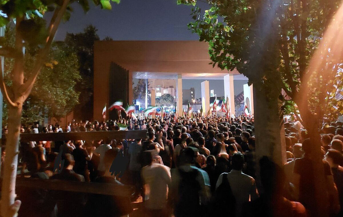 مردم معترض ایران