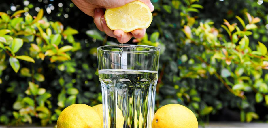 ۹فواید نوشیدن آب گرم و لیمو ترش