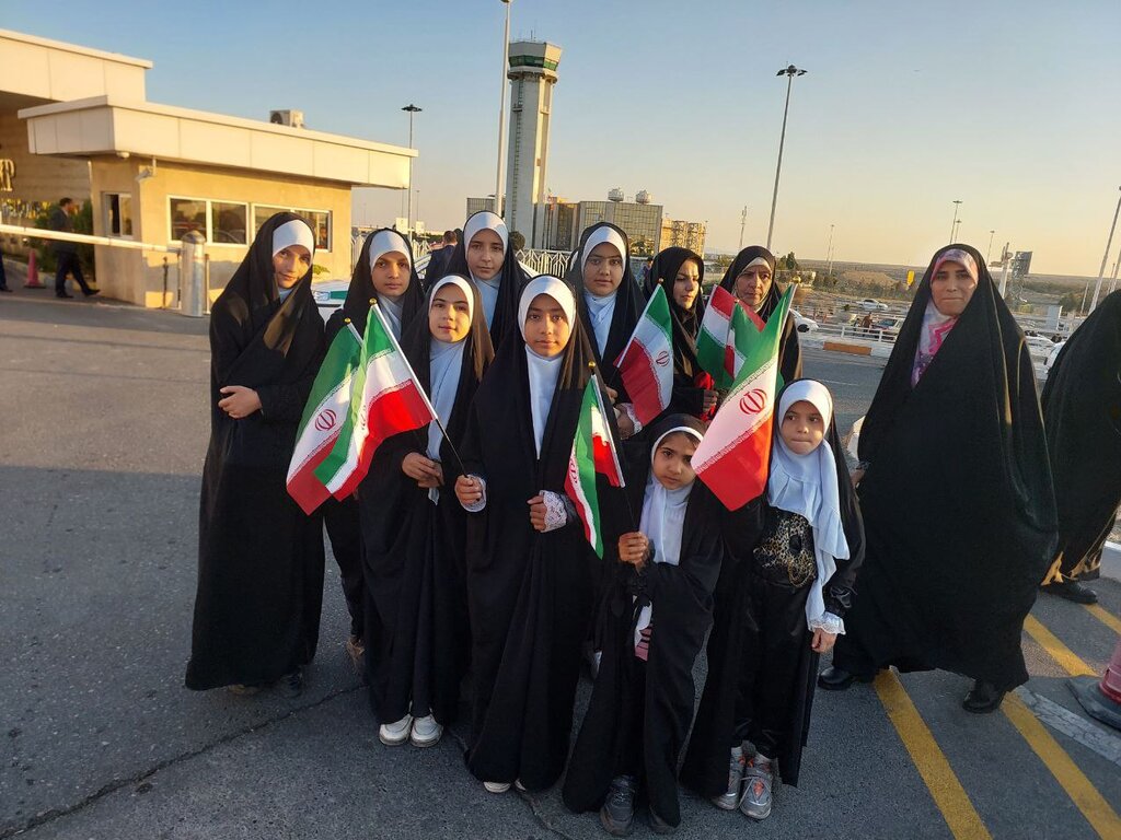 بدرقه ملی‌پوشان فوتبال به سبک دختران چادری