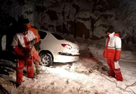 خودرو در برف و کولاک مشهد