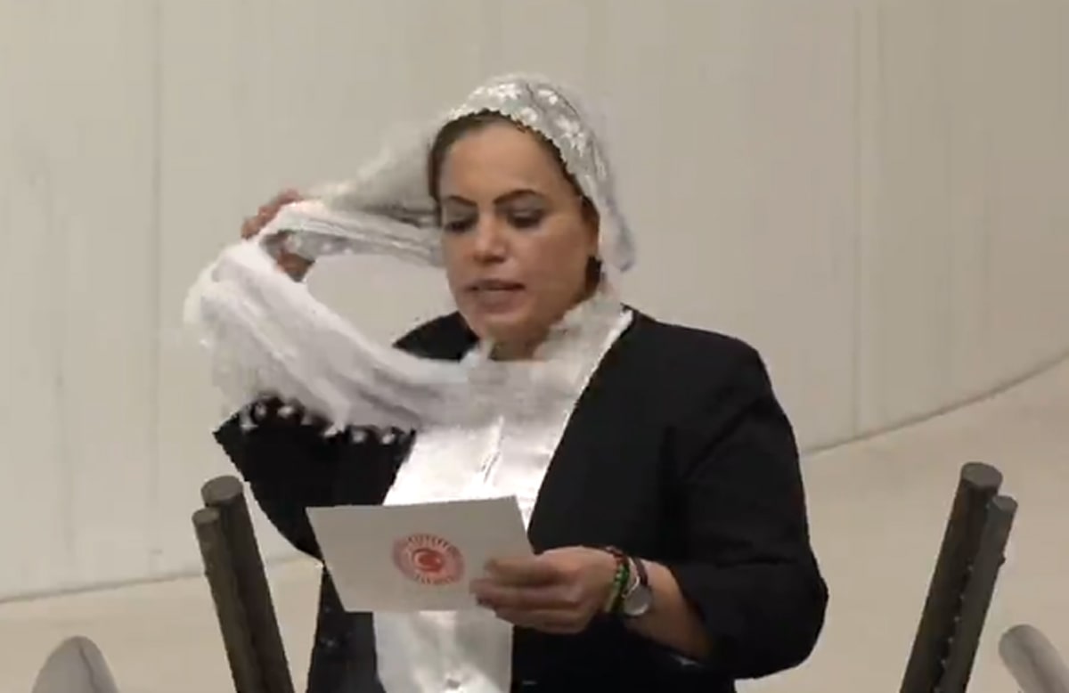 کشف حجاب یک نماینده زن در صحن پارلمان