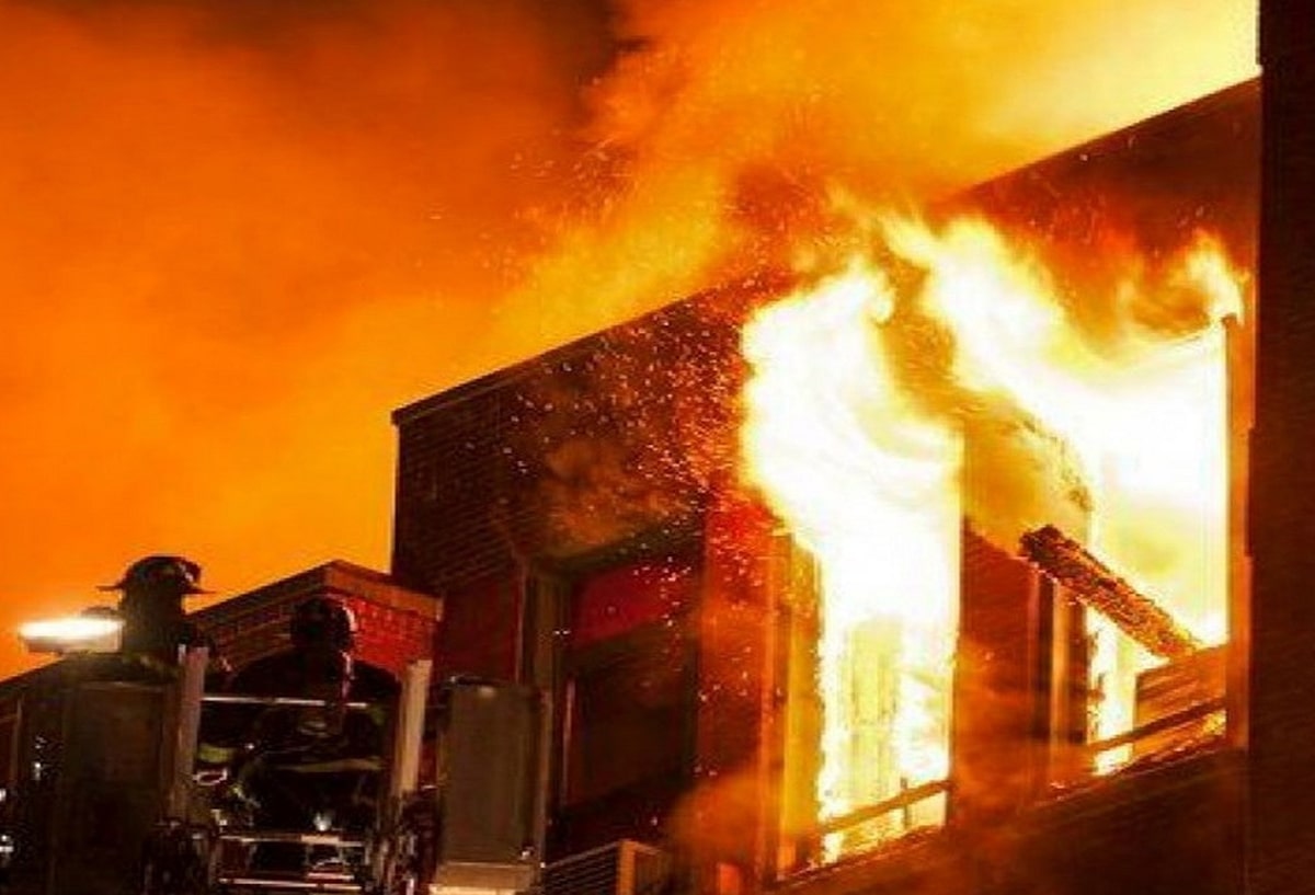 رستورانی در شعله‌های آتش خاکستر شد