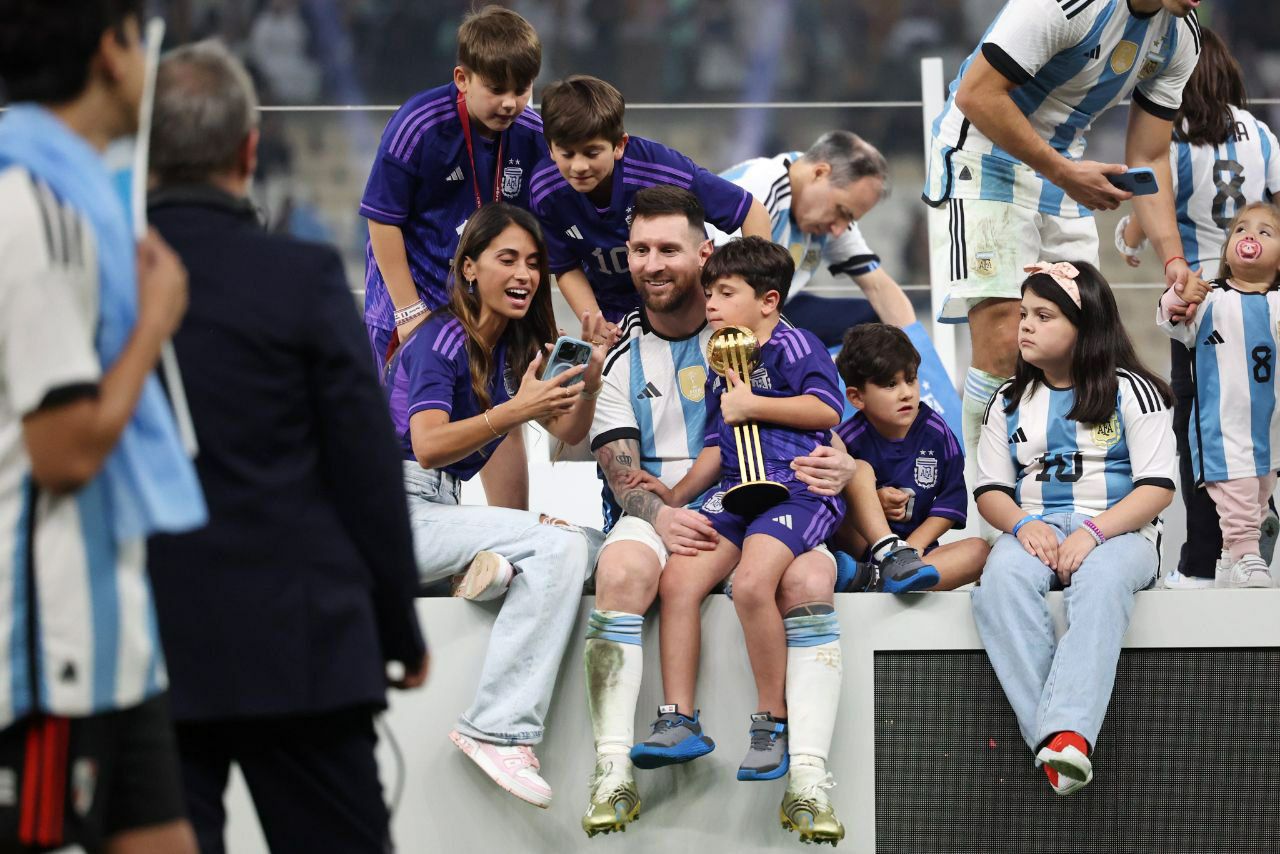 عکس/ مسی و پسرانش در خوشحالی فینال جام جهانی