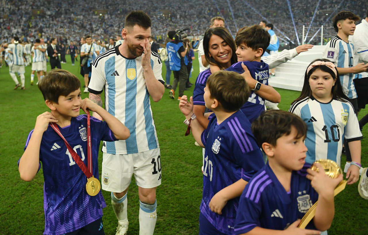 عکس/ مسی و پسرانش در خوشحالی فینال جام جهانی