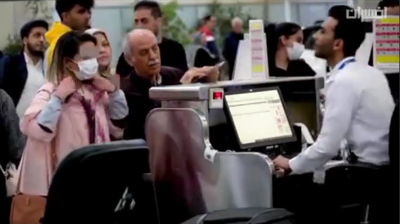 برخورد مسئولان فرودگاه شیراز با خانم‌های بدون حجاب