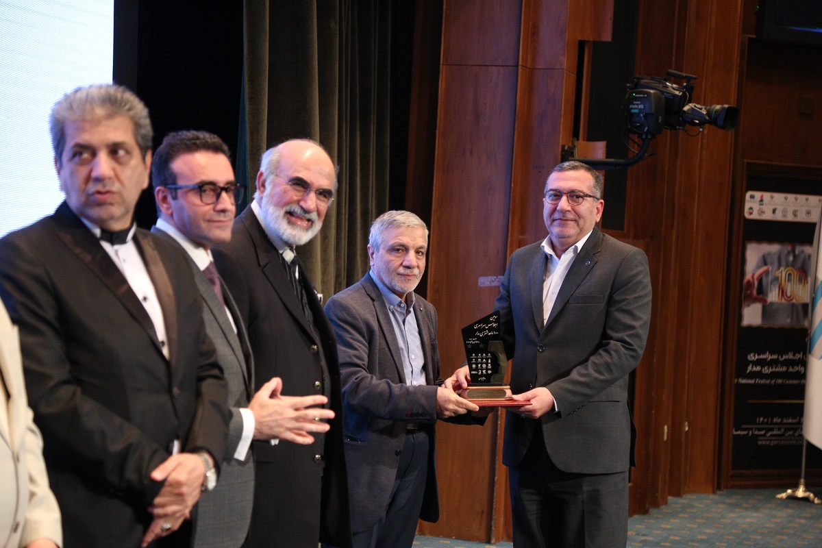 دریافت تندیس برتر جشنواره یکصد واحد مشتری مدار
