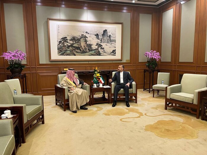 وزرای خارجه ایران و عربستان در چین با یکدیگر دیدار کردند