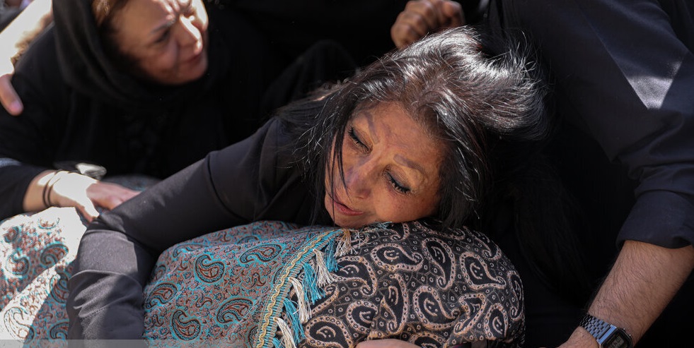 همسر کیومرث پور احمد در مراسم خاکسپاری