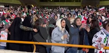 فیلم/ درگیری زنان هوادار تیم ملی برای پیراهن رامین رضاییان