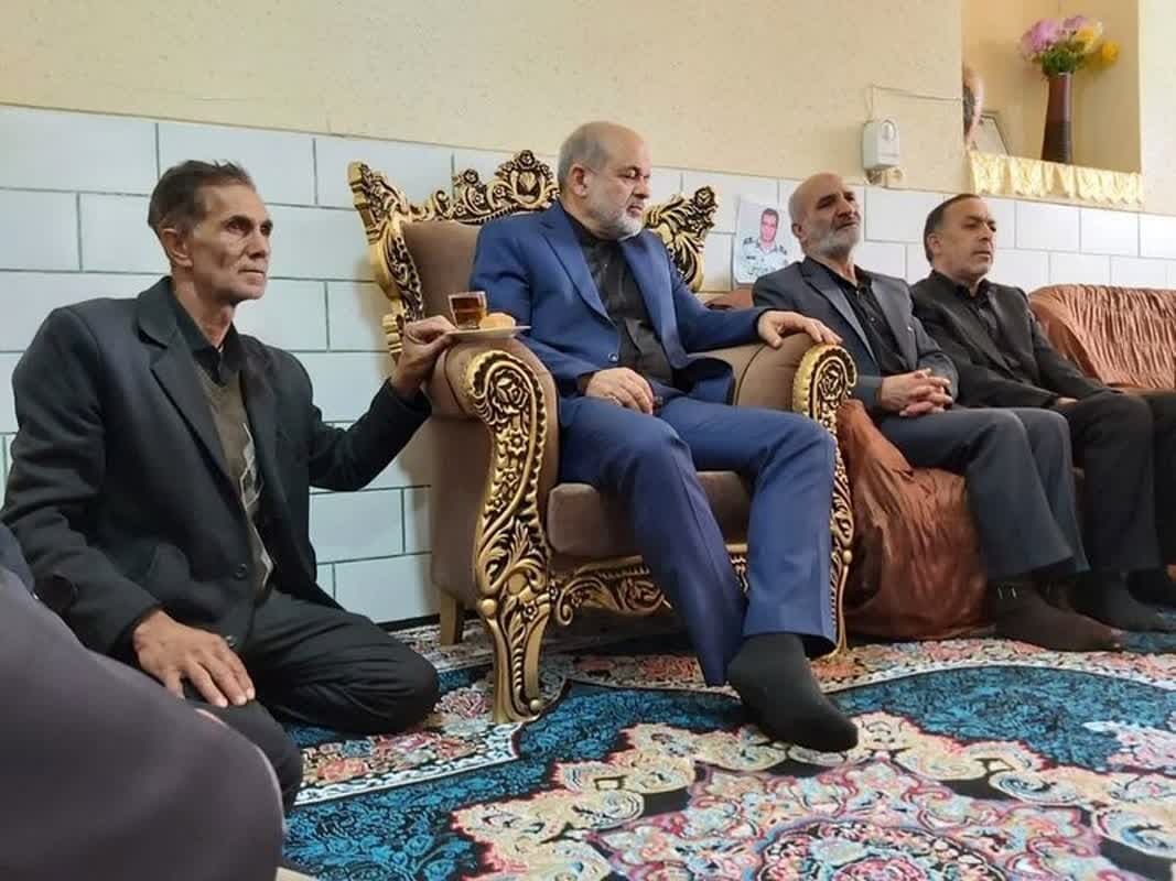 عکس/ حضور وزیر کشور در منزل شهید حادثه تروریستی کرمان