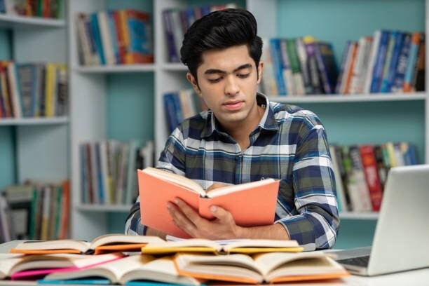 دانش آموز از چه چیزهایی برای یادگیری می تواند استفاده کند ؟