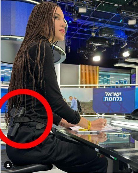 عکس عجیب از یک مهمان زن در شبکه تلویزیونی اسرائیل با کلت کمری!