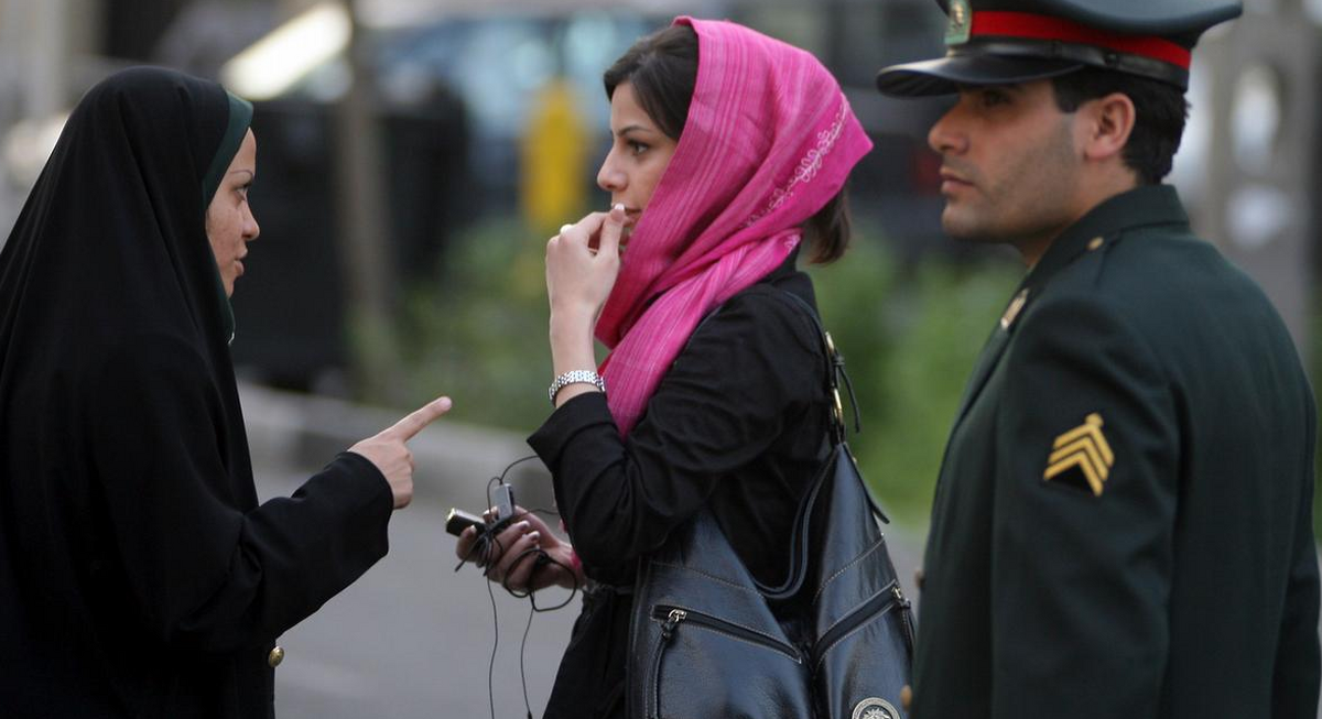 توضیحات پلیس درباره بازداشت خشن یک زن به دلیل حجاب