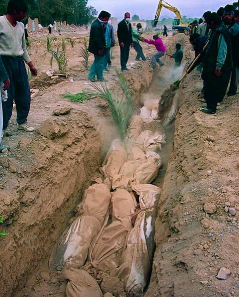دفن دسته‌جمعی قربانیان در زلزله ۶/۶ ریشتری بم