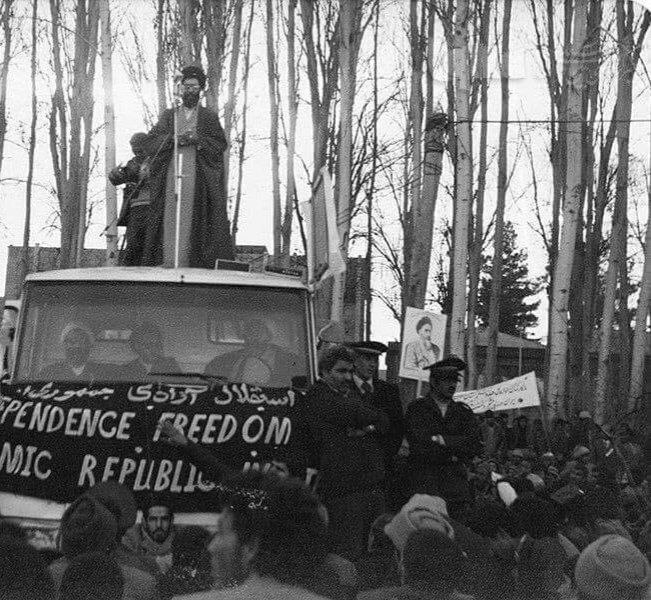عکس کمتر دیده شده از مقام معظم رهبری در تظاهرات بر علیه رژیم پهلوی