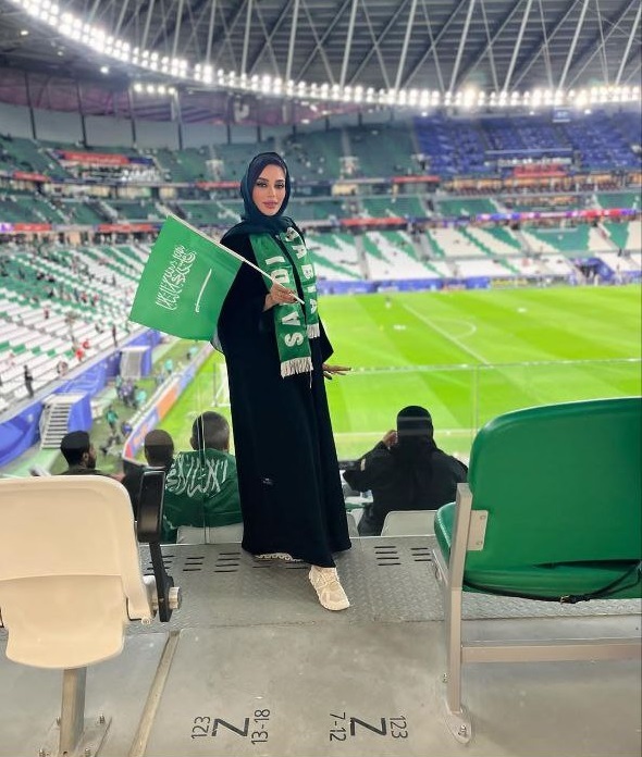 هوادار جذاب زن عربستانی با تیپی اسلامی