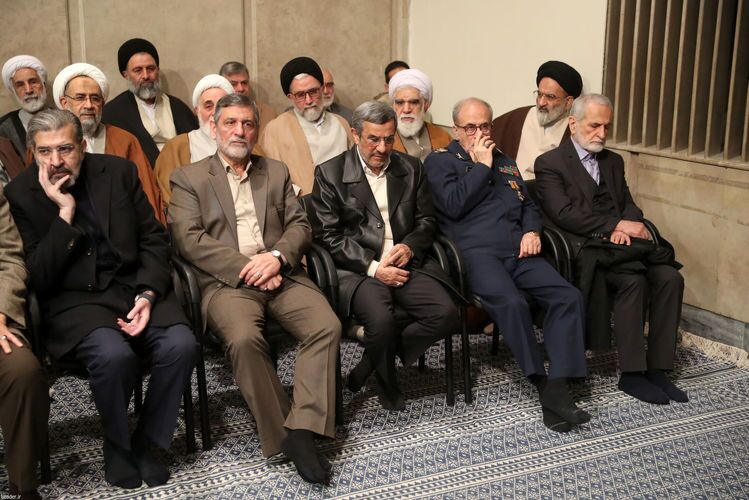 تغییر کاپشن احمدی نژادی به چرم احمدی نژادی + عکس
