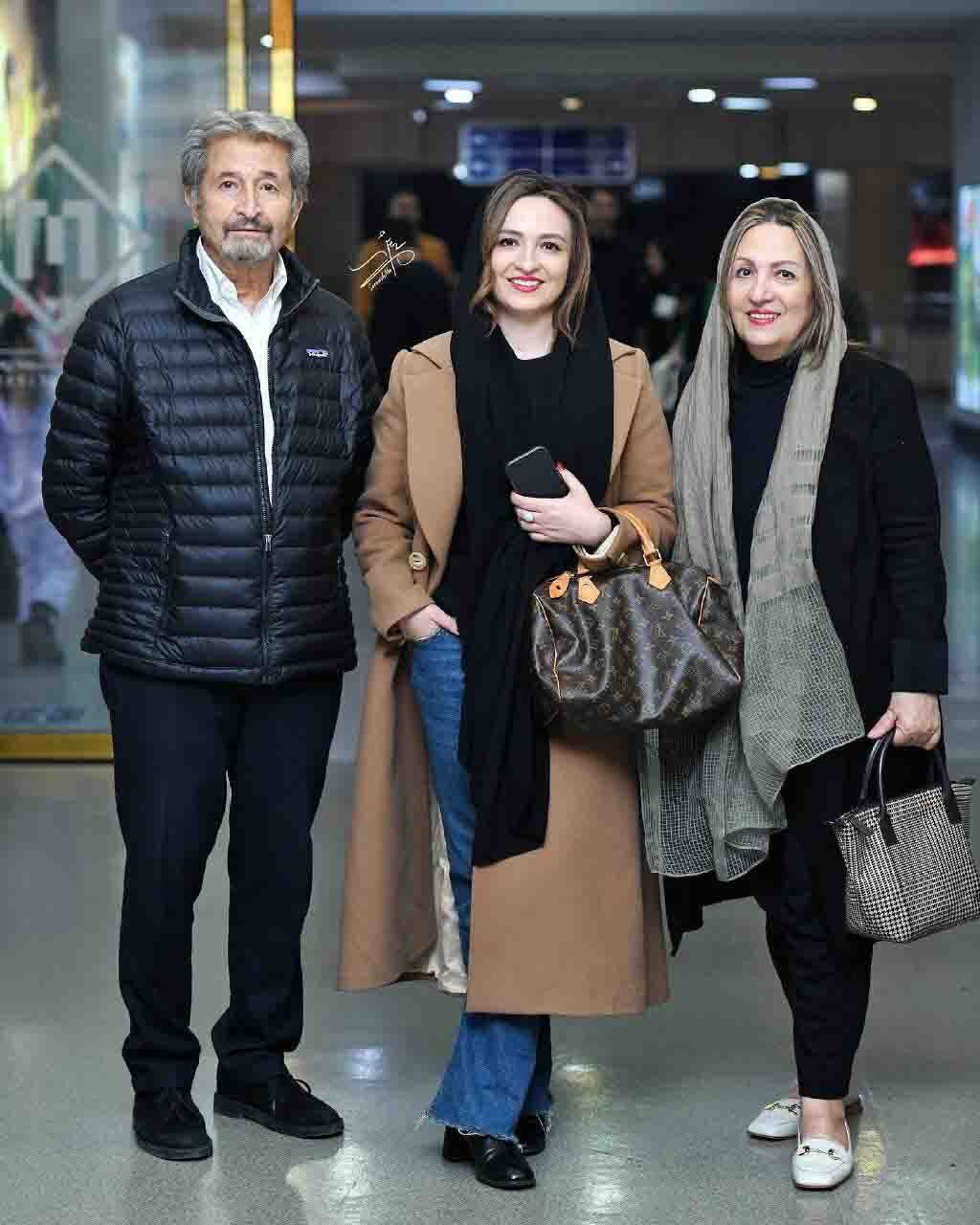 عکس جدید از گلاره عباسی به همراه پدر و مادرش