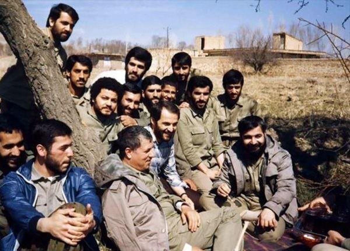 عکس/ حسن روحانی و هاشمی رفسنجانی در میان رزمندگان جنگ تحمیلی با عراق