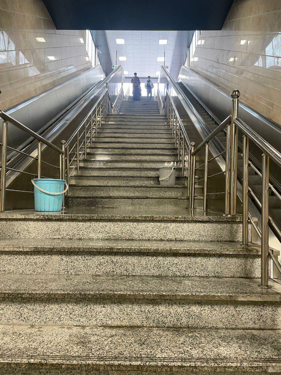 عکس/ نشتی آب از سقف ایستگاه متروی تهران