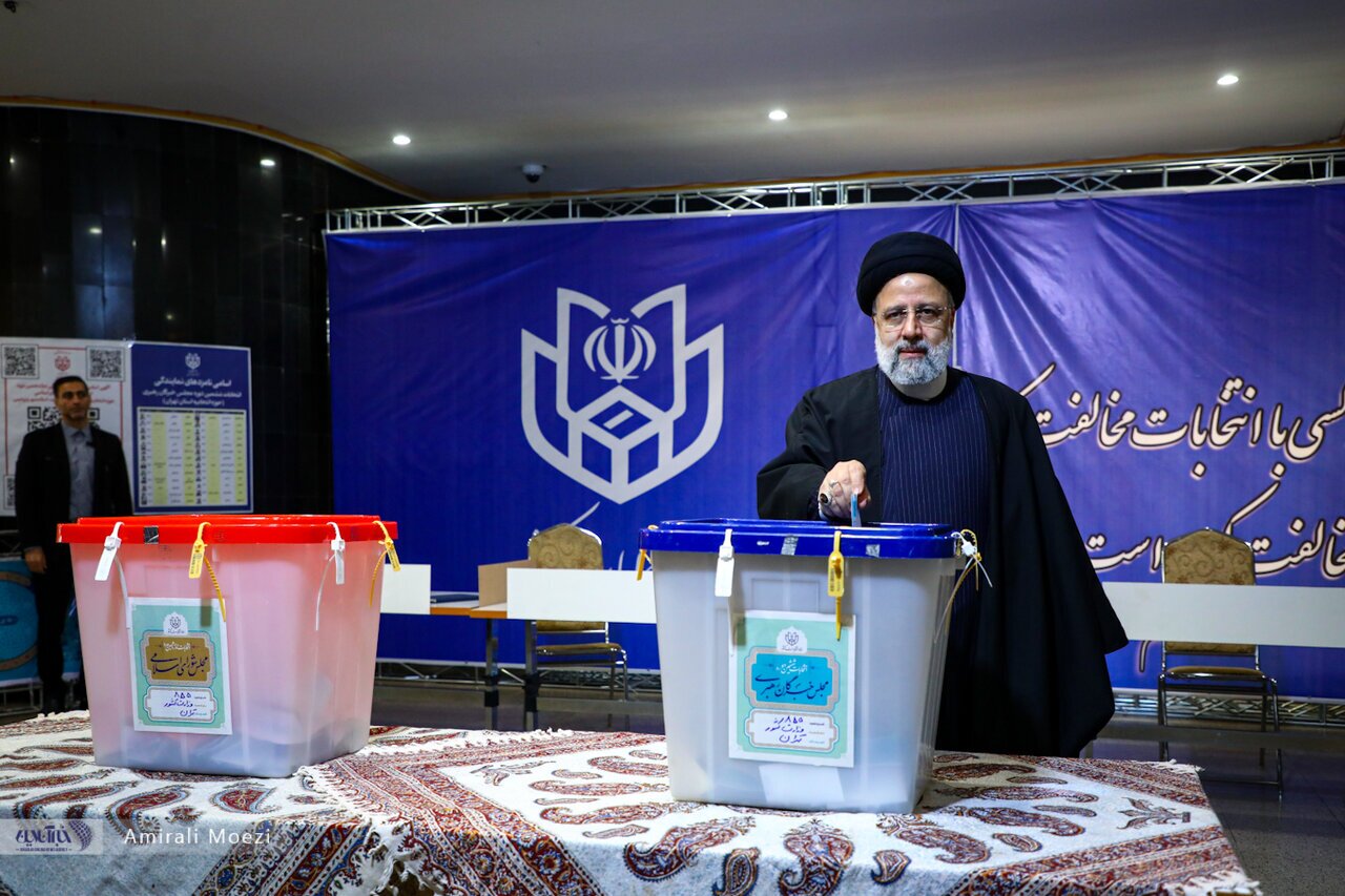 عکس/ژست خاص ابراهیم رئیسیهنگام انداختن رای خود به صندوق