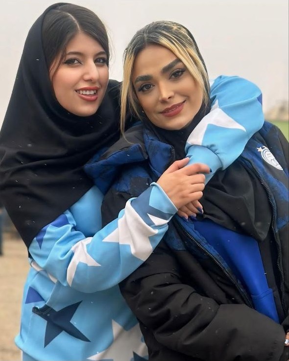عکس/ دختران خوش چهره استقلالی پشت گیت بلیت فروشی ورزشگاه آزادی