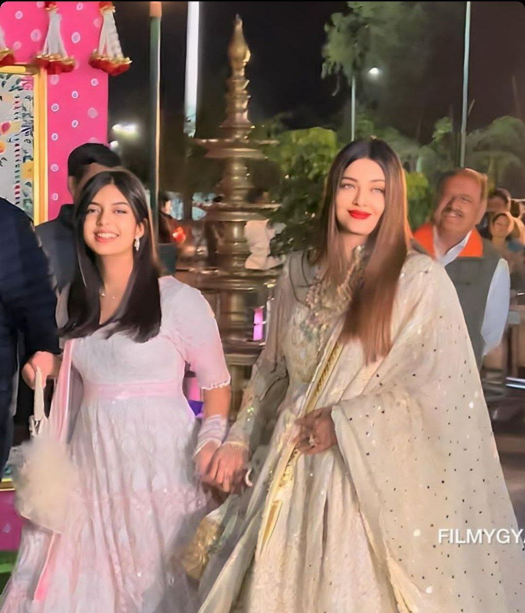 زیبایی خیره کننده آیشواریا در گران‌ترین عروسی هند + عکس