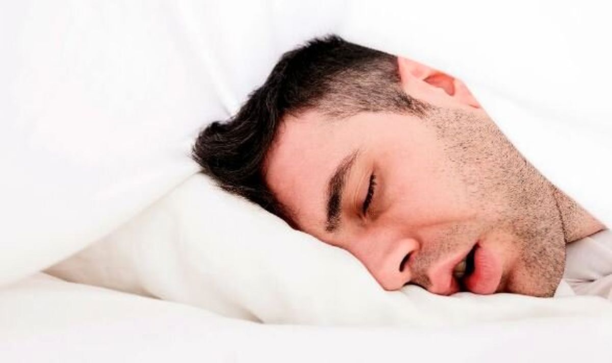 آیا خوابیدن روی شکم زیان‌آور است؟