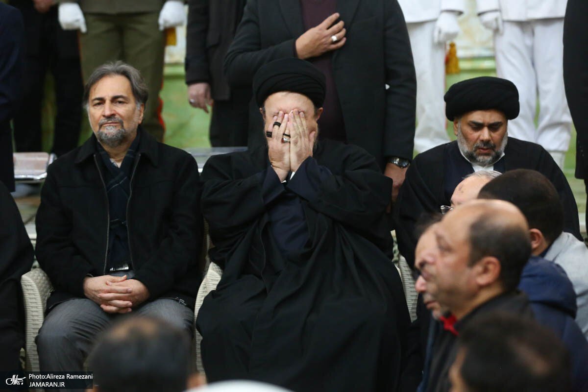 عکس/ اشک‌ ریختن سیدحسن خمینی در مراسم تشییع پدر همسرش