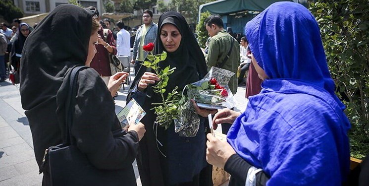 بنر عجیب و جنجالی درباره رعایت حیا و عفاف